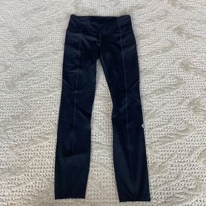 I’m selling these lululemon leggings. Worn once.